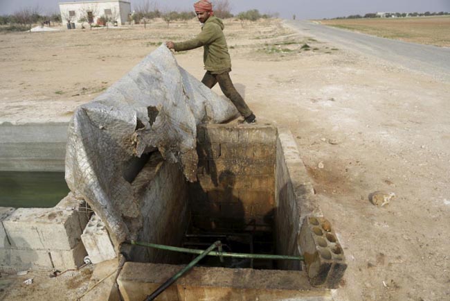 Đột nhập cơ sở lọc dầu tồi tàn của phiến quân IS ảnh 8
